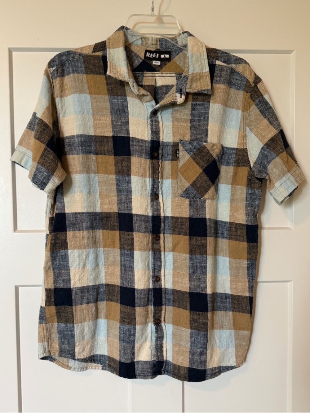 EUC Reef Button up, plaid men’s shirt. 100% raw cotton. Tan, navy, cream. Size L
